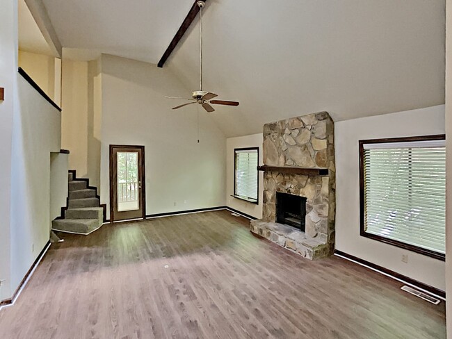 Building Photo - 1050 Rockcrest Dr