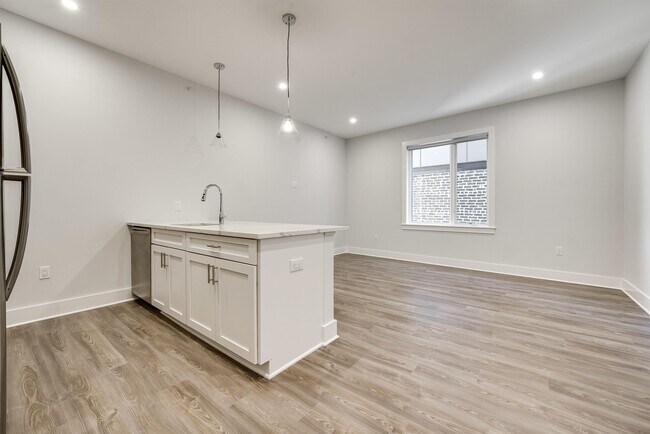 Building Photo - 658 Grand St