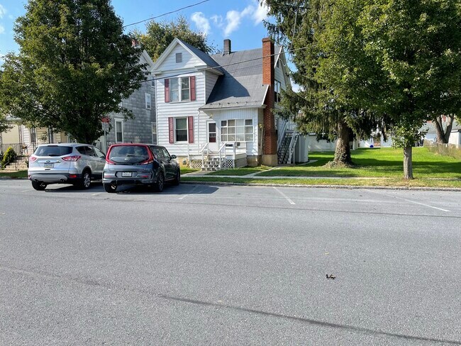 House with side yard - 629 Herman Ave