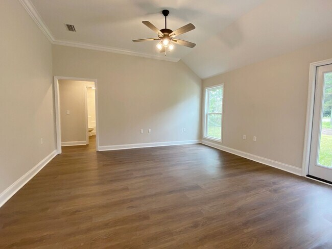 Foto del edificio - 4 bedrooms, 2 baths in Hahira/North Lowndes County. Fenced in Backyard! LVP THROUGHOUT!