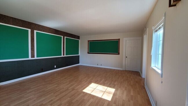Building Photo - Very large 2 Bedroom/ 2 Bath house 10 minu...