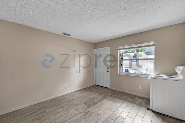 Building Photo - Unit B