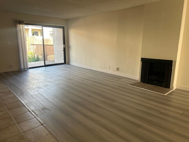 Foto del edificio - Most Desirable North Alhambra Condo Right Across from City Hall and Walking to Alhambra HS