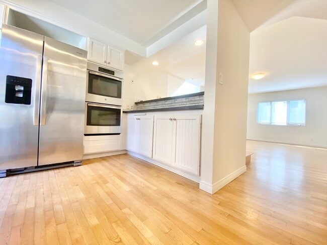 Building Photo - 637 30th St
