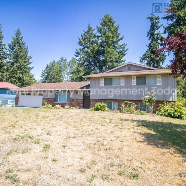 Building Photo - Charming 3 Bedroom with Huge Backyard!