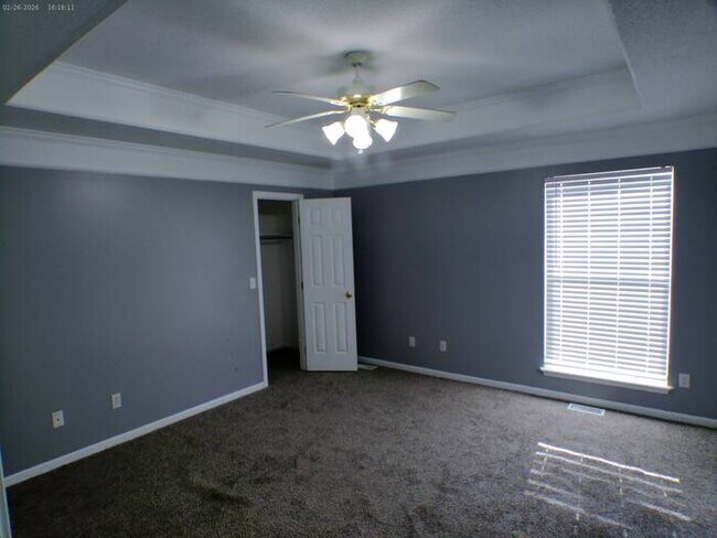 Building Photo - Amazing 4 bedrooms and 2.5 baths raised ranch located in High Ridge Manor on N Winchester Ave in ...