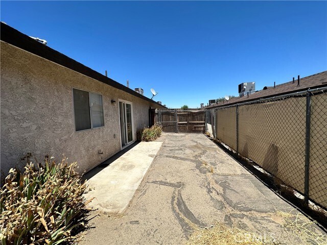 Foto del edificio - 15398 Bear Valley Rd