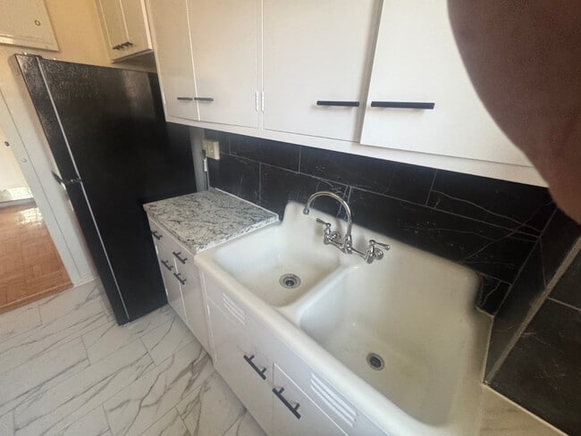 Foto del edificio - 1409 Metropolitan Ave