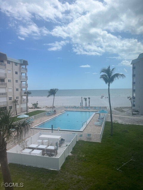 Foto del edificio - 7400 Estero Blvd