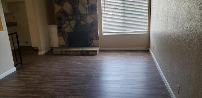Foto del edificio - Large-2 bedrooms 1 bath