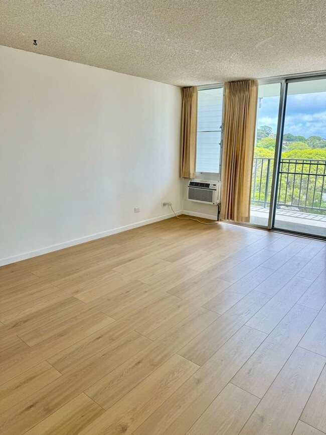 Building Photo - Punahou Royale - Ronvated 1 bedroom, 1 bat...