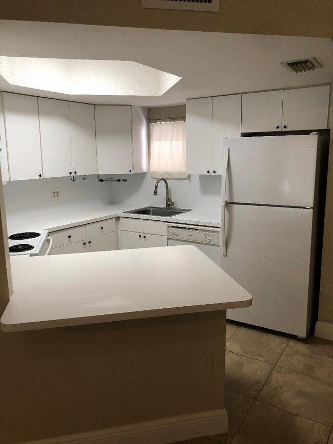 Foto del edificio - 8343 Lake Dr