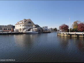 Building Photo - 46 Longpoint Dr