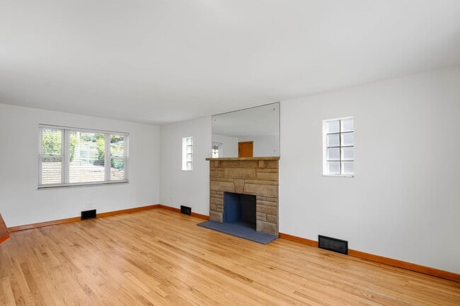 Foto del edificio - READY FOR MOVE IN! Check out this RENOVATE...