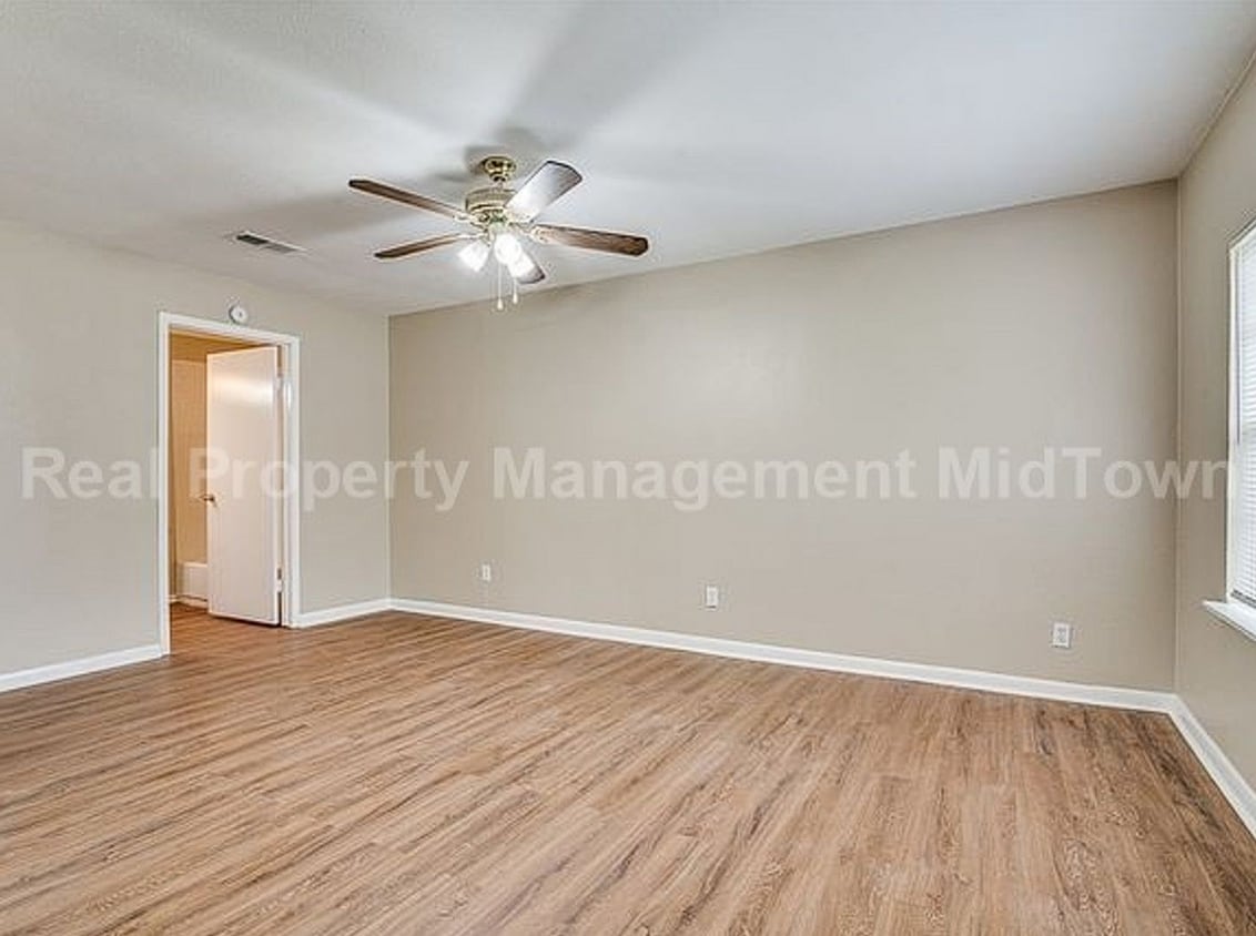 Foto principal - Charming 3-Bedroom Home with Spacious Yard...