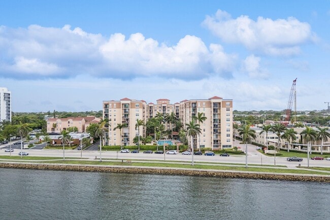 Building Photo - 1801 N Flagler Dr