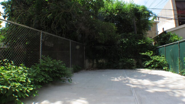 Building Photo - Garden 1.5-Bed/1-Bth Renovated Bed (1+ Off...