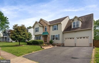 Building Photo - 10 Sassafras Ln