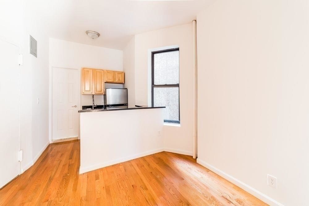 Primary Photo - 177 Thompson St