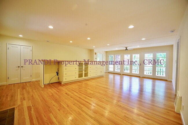 Building Photo - Awesome San Anselmo Home with Fresh Finishes!