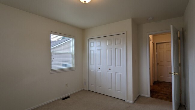Building Photo - 6 Bed, 3 Bath Ranch, Finished Basement. A/C!