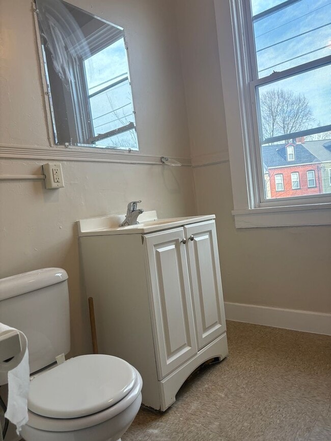 Building Photo - 344 S Queen St