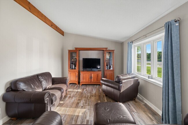 Building Photo - Charming 3-Bedroom Home with Spacious Layo...