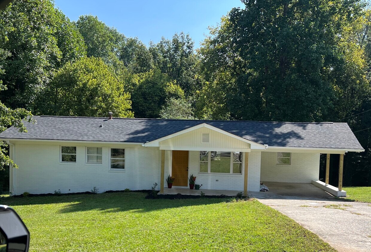Mid-century modern painted white brick ranch. - 4454 Roberta Cir