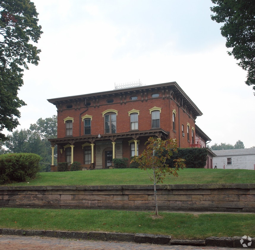 120 4th St NE, Massillon, OH 44646 Apartments in Massillon, OH