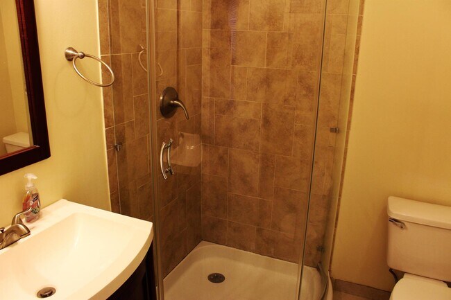 Building Photo - 823 S B St