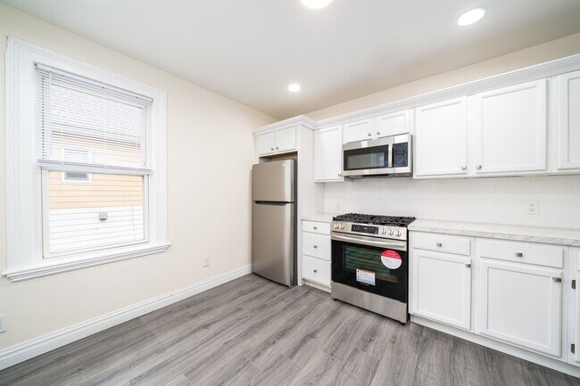 Foto del edificio - 232 Pearsall Ave