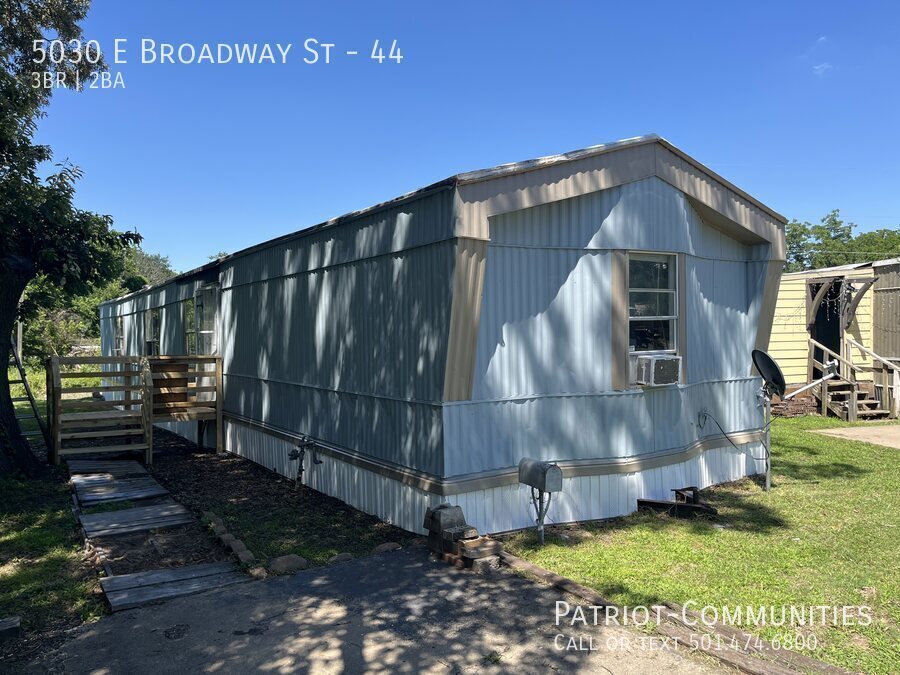 Foto principal - 5030 E Broadway St