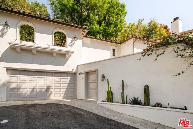 Foto del edificio - 8706 Sunset Plaza Pl