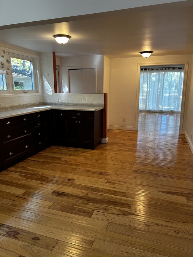 Building Photo - 1931 Lakeshore Rd