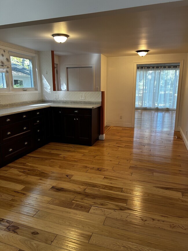 Photo du bâtiment - 1931 Lakeshore Rd