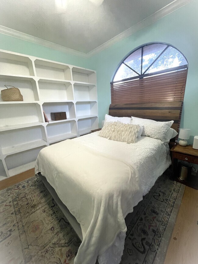 Estanterías empotradas - 810 Hammockwood Ct