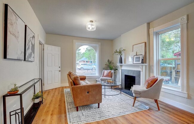 Living room - 433 S Logan St
