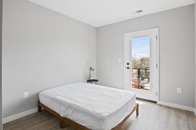 Building Photo - Euclid (Furnished Rooms)