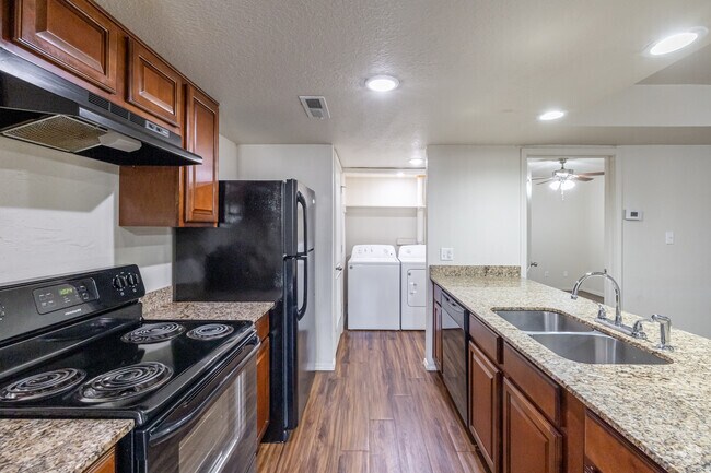 1 habitación, 1 baño, 640 pies cuadrados, cocina - Pavilion Place Apartments, LLC