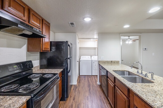 1BR, 1BA - 640SF - Kitchen - Pavilion Place Apartments, LLC