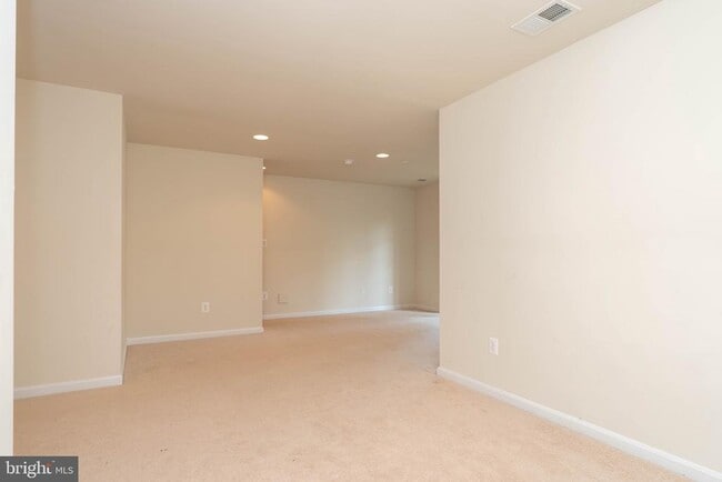 Building Photo - 3351 Beechcliff Dr