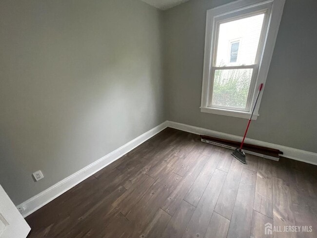 Building Photo - 31 Lincoln Ave