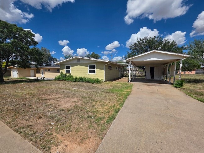 Foto del edificio - 3 Bed / 1 Bath Gem with Fenced Yard & Carport!