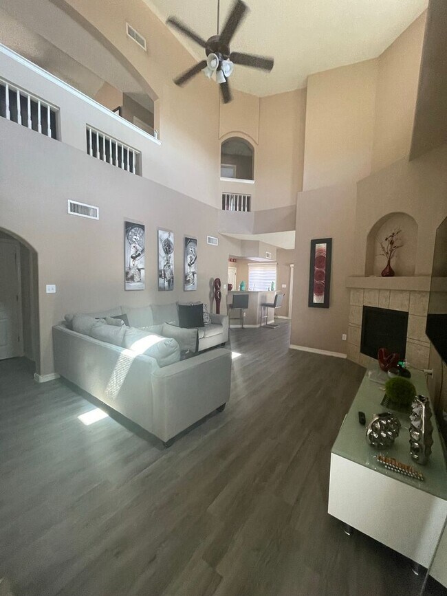 Foto del edificio - East Sides Charming 4-Bedroom, 2.5-Bath Home with Loft