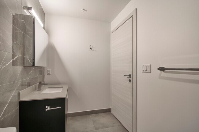 Building Photo - 30 Saint-Joseph Est5