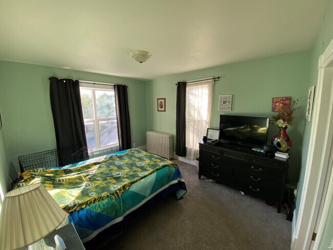 Master BR 1 - 2534 University Ave NE
