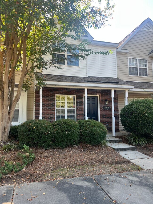 Building Photo - Welcome to your new home in the heart of C...