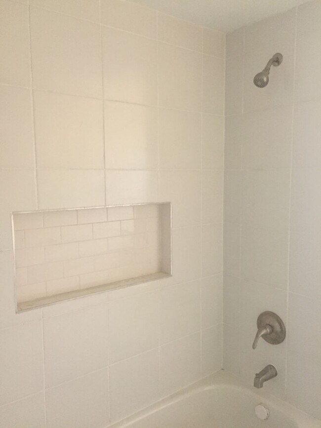 Foto del edificio - EXTREMELY SPACIOUS AND REMARKABLY REMODELED NORTHSIDE HOME- AVAIL NOW!