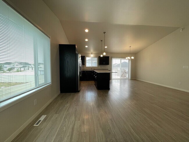 Building Photo - Spacious 4 bedroom, 3 bath Single Family H...