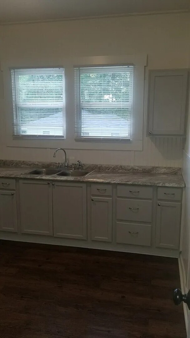 Foto del edificio - Spacious 2 Bedroom 1 Bathroom Home WIth Hu...